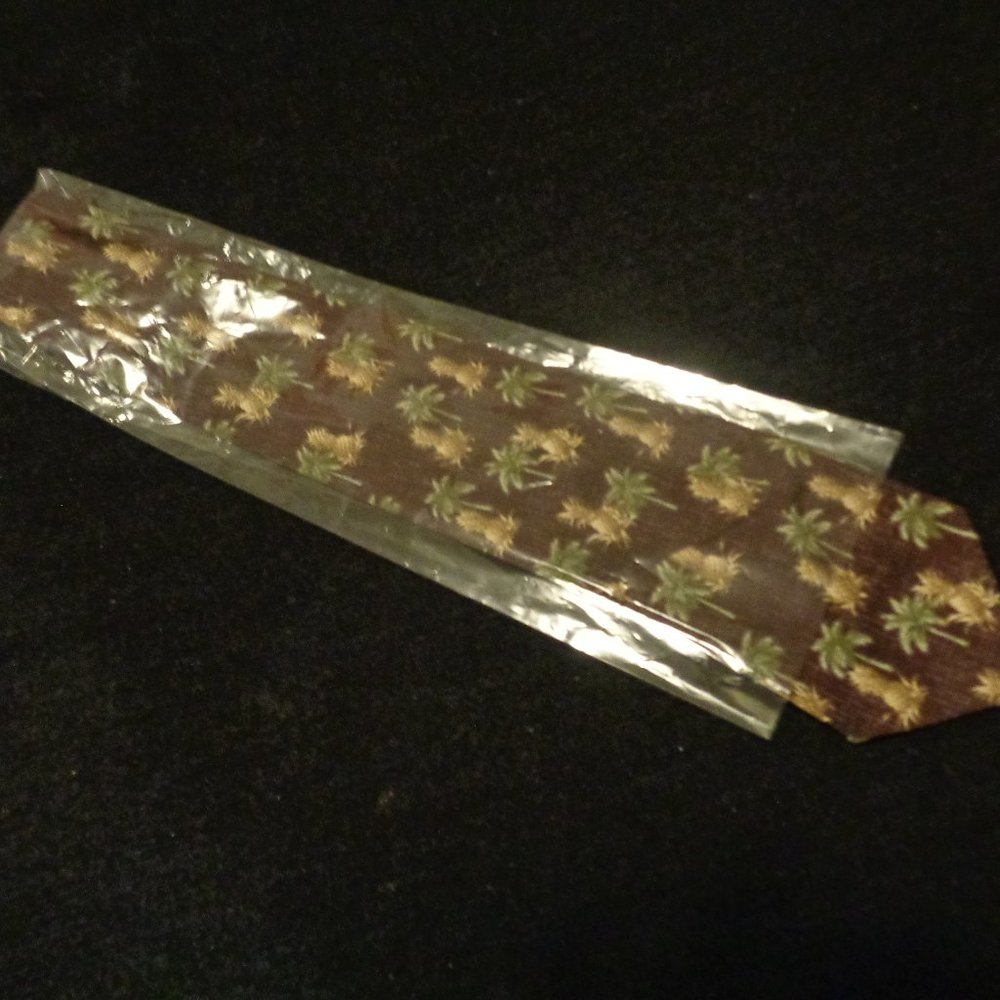 WHITE LOTUS STYLED NEW WITHOUT TAGS TROPICS PINEAPPLE PALM TIE